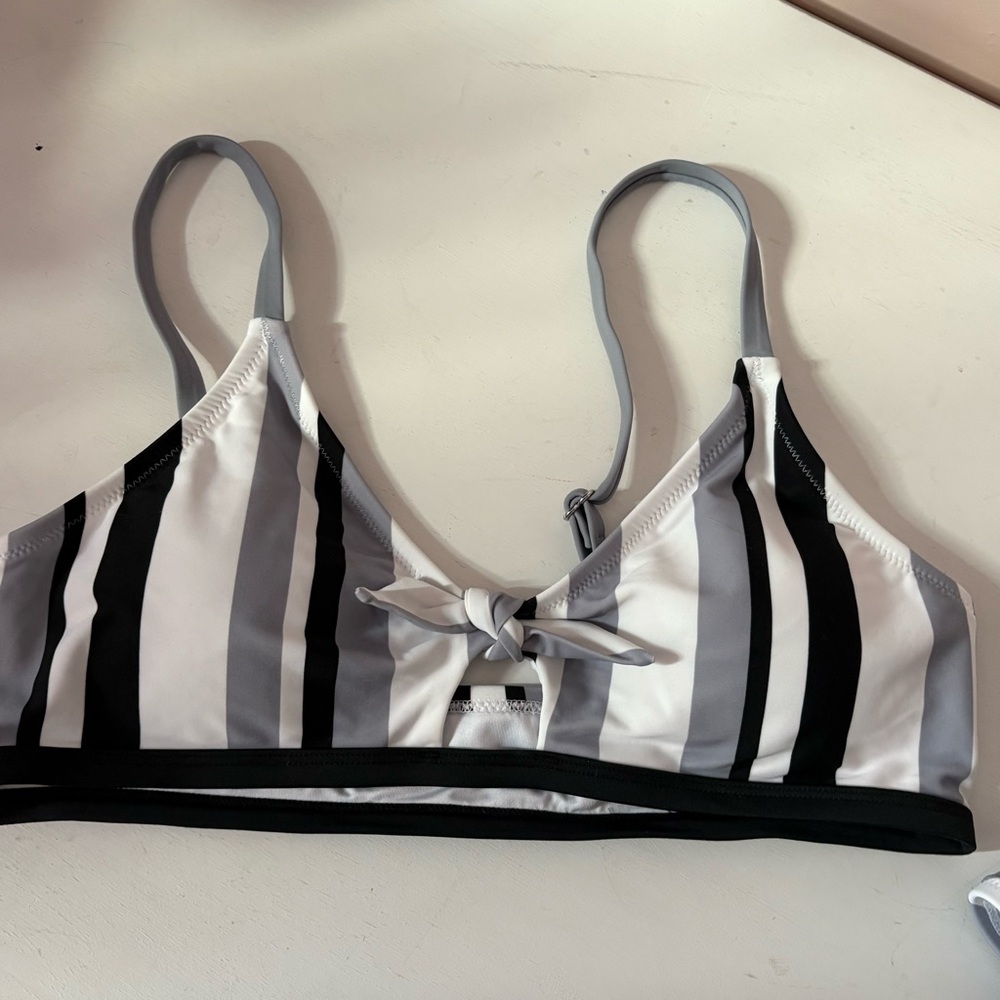 ❤️Cupshe NWT Black, Gray and White Striped Bikini Set - Picture 7 of 9